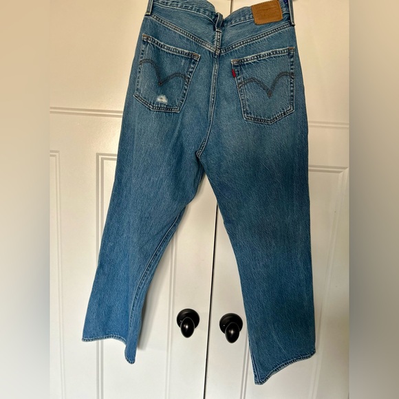 Levi's high rise rib cage Jean. Ankle cut straight leg with distressing. Size 29 - Picture 4 of 5